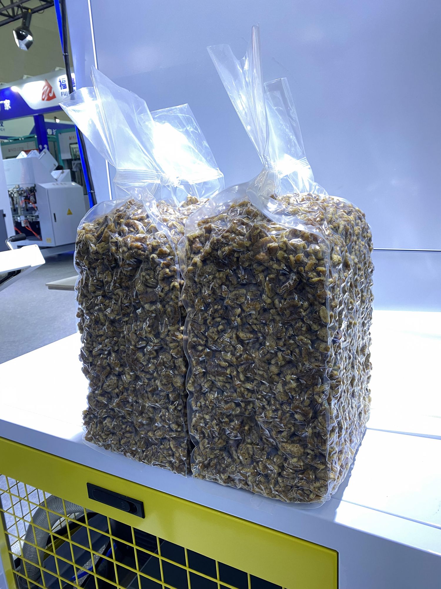 walnut kernels vacuum packaging machine output finished product walnut kernels vacuum packaging machine output finished product